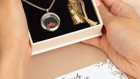 Regalar joyas con mensaje a mamá