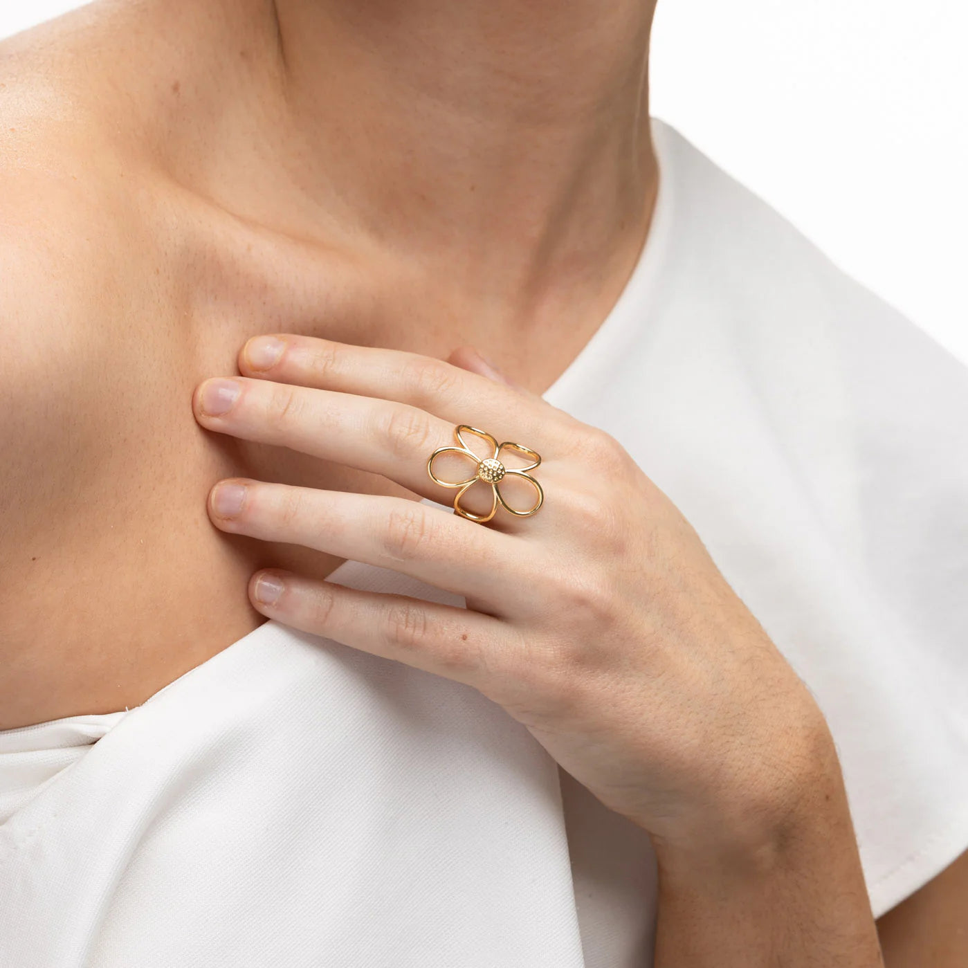 Anillo flor dorada para mujer