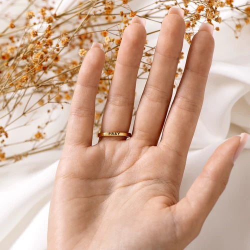 Anillo grabado con la palabre PRAY