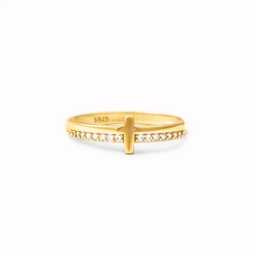 Anillo bañado en oro con forma de cruz