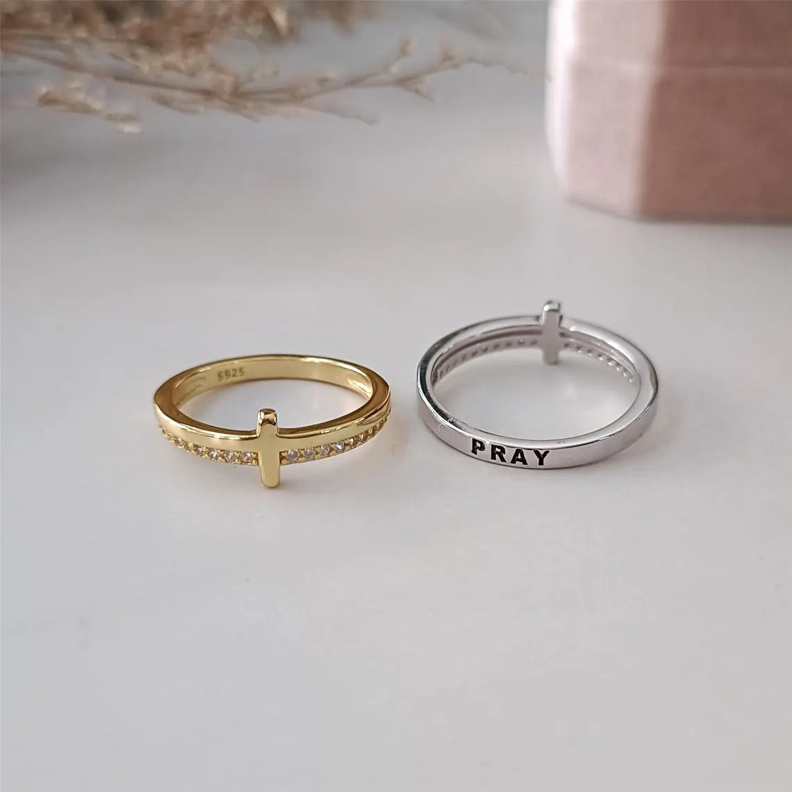 Anillo grabado con forma de cruz